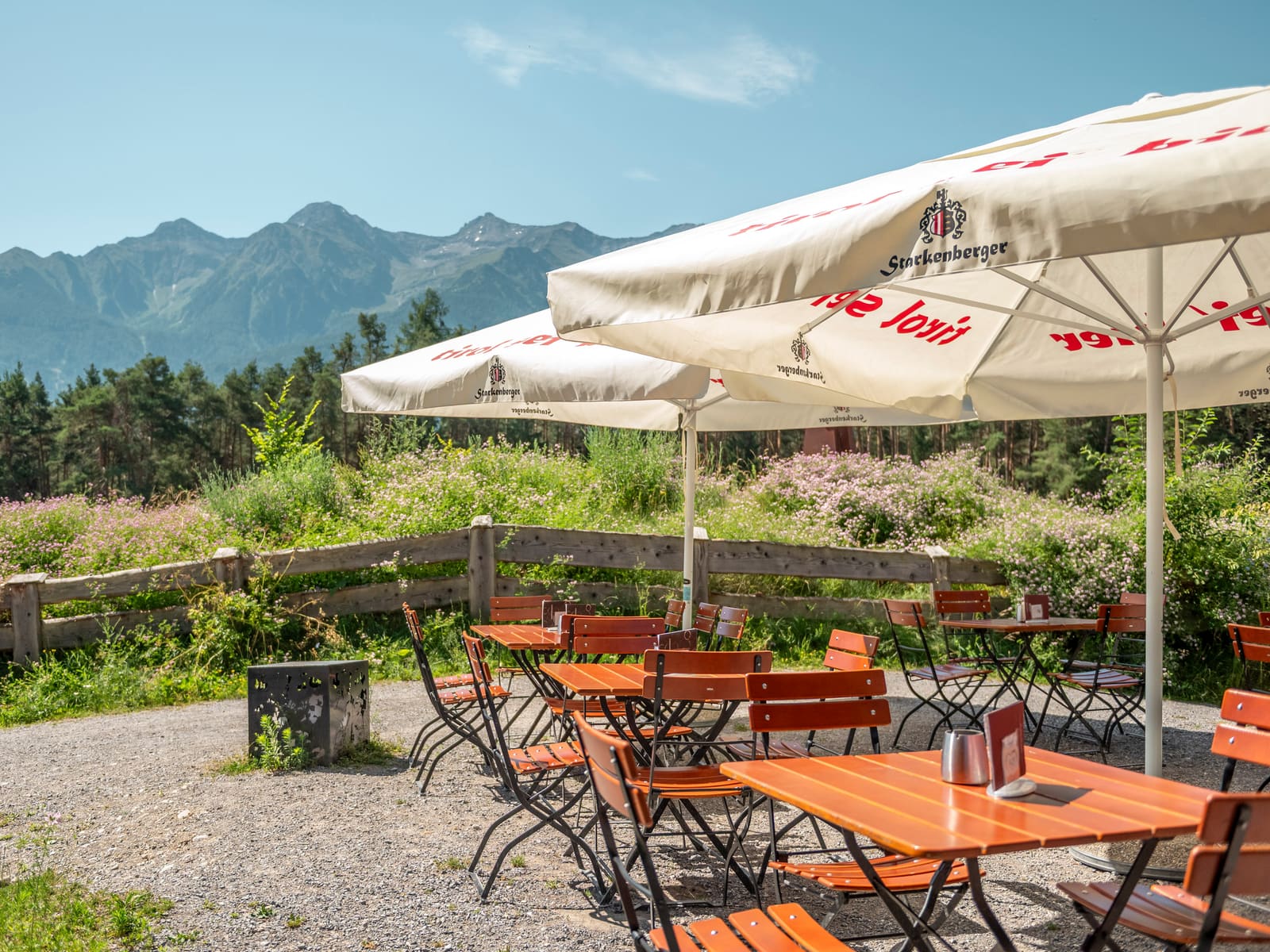 Terrasse der Gastronomie mit Blick auf die Berge