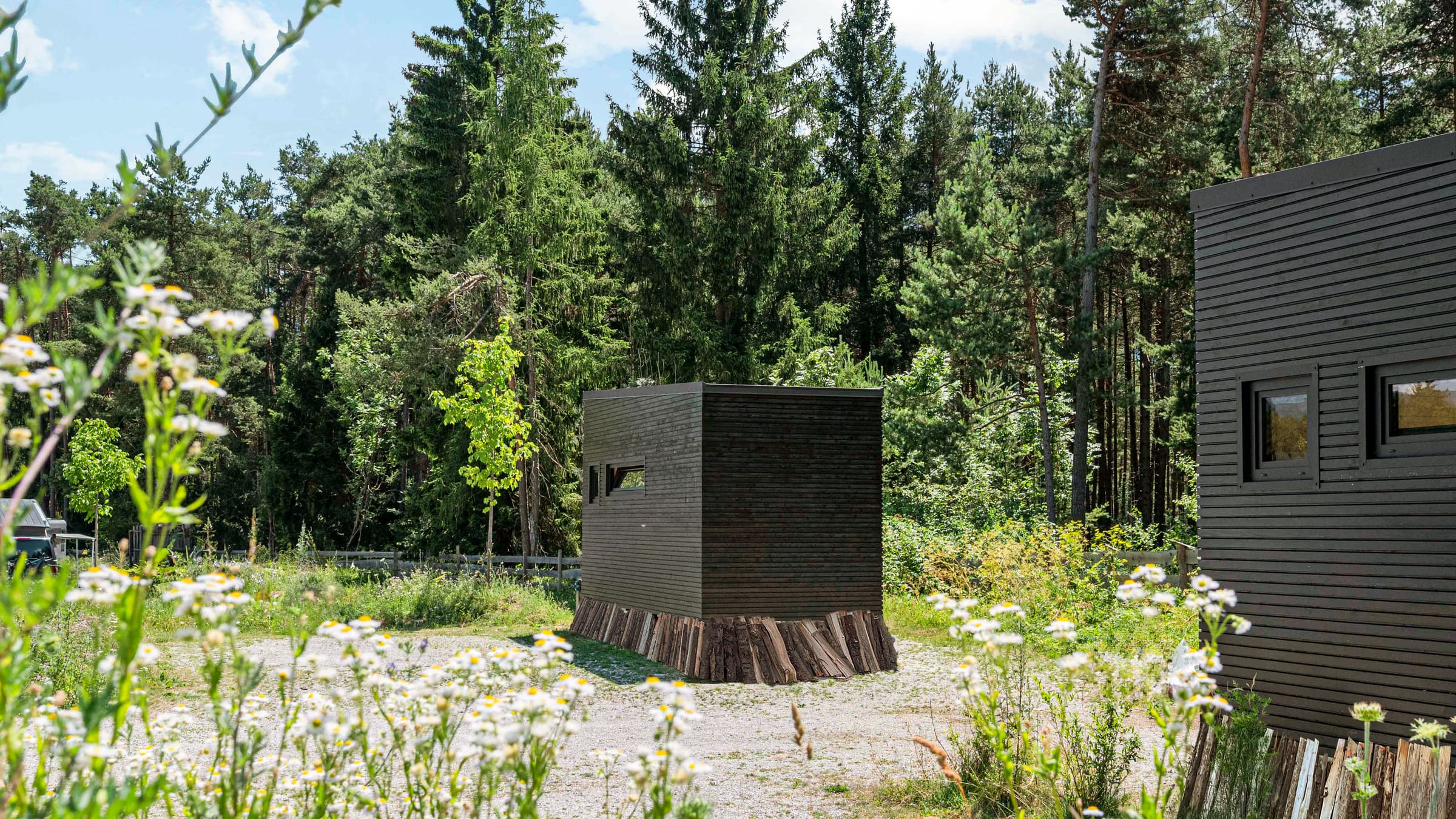 Schwarz verschalte Cabins in der Blumenwiese, Telfs