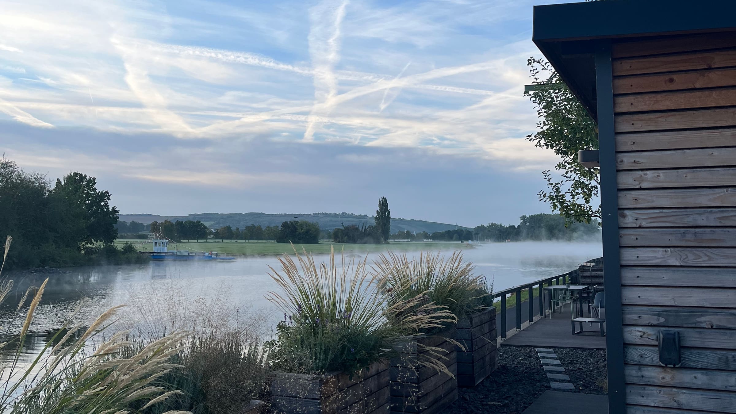 Cabin mit Terrasse am Main im Morgennebel